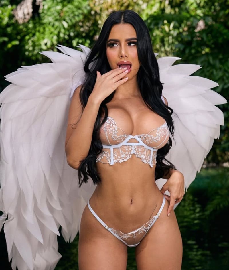 Babe met dikke tieten en zwarte haren