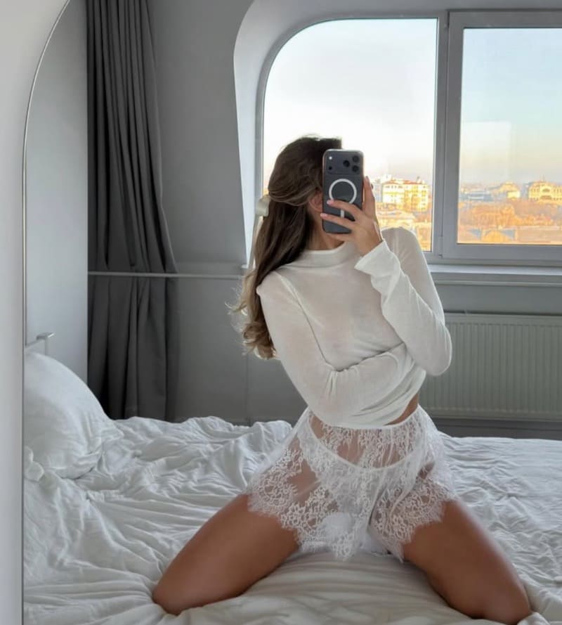 Model in witte outfit