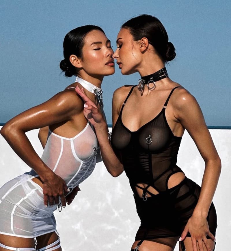 Lola en vriendin in lingerie