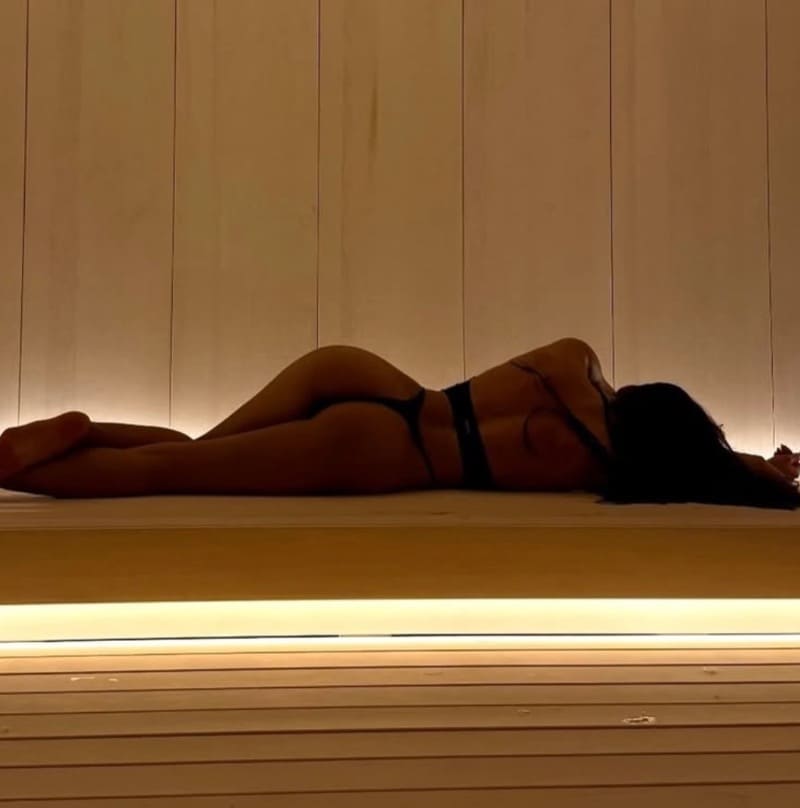 Lola in sexy lingerie met dikke billen