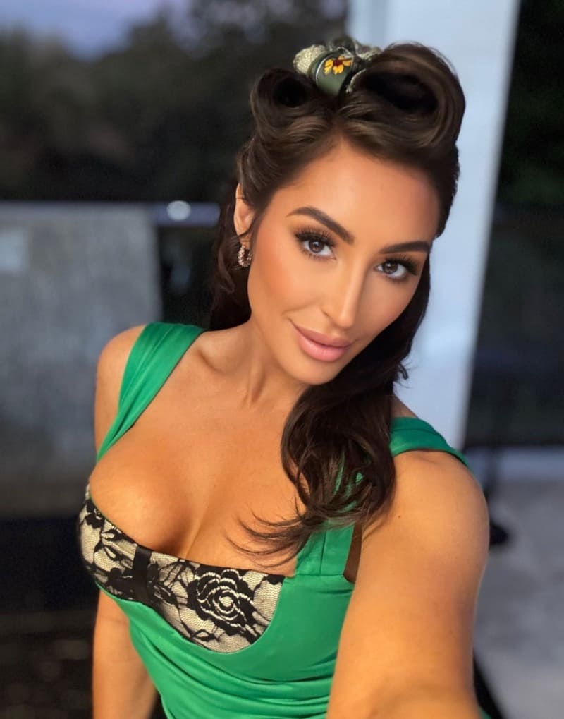 Chrisitana in groen topje met sexy tieten