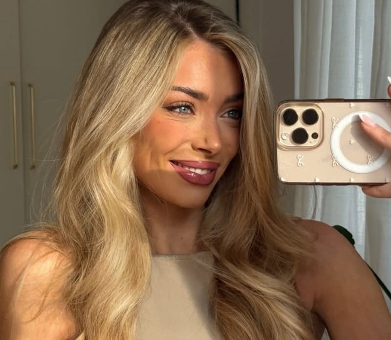 Maria neemt spiegel selfie