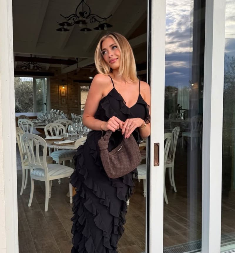 Sexy blondine in lange zwarte jurk