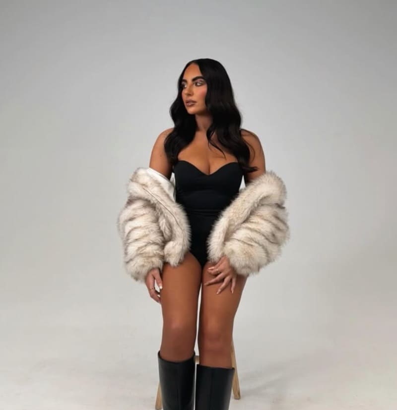 Babe in coole outfit