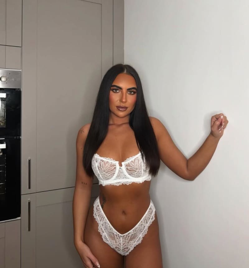 Sexy model in witte lingerie