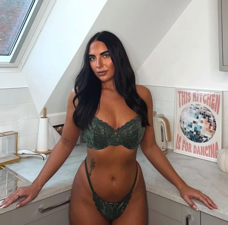 Hete brunette in groene lingerie