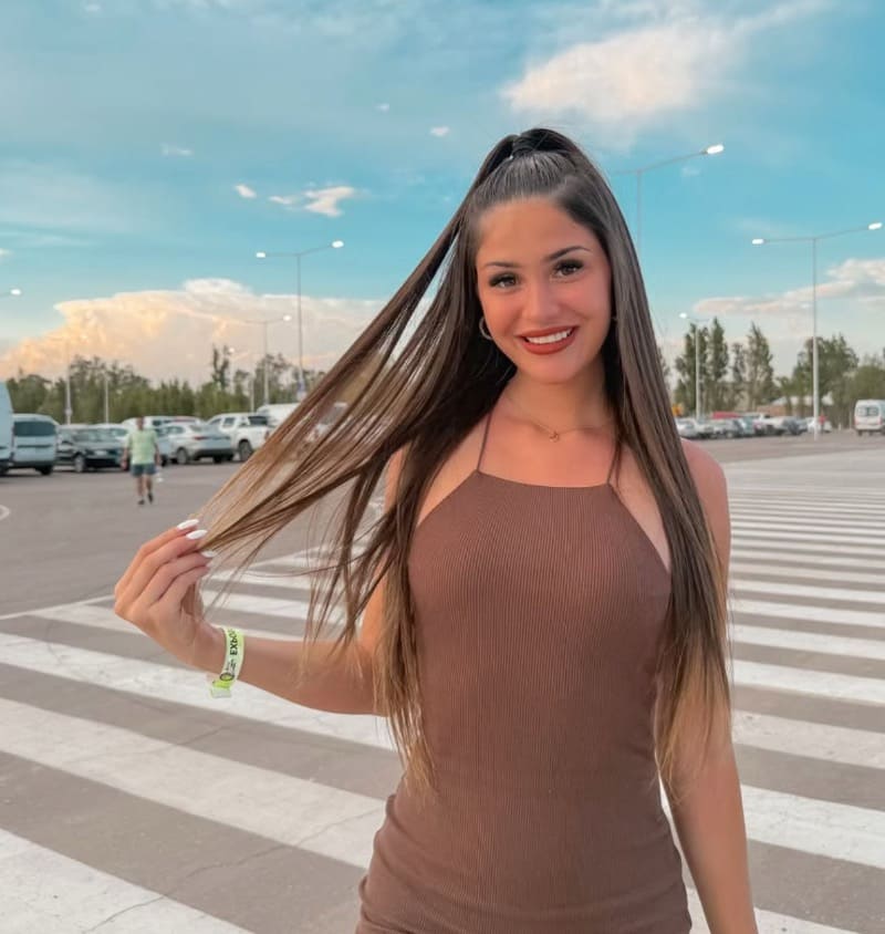 Sexy dame in strakke beige jurk