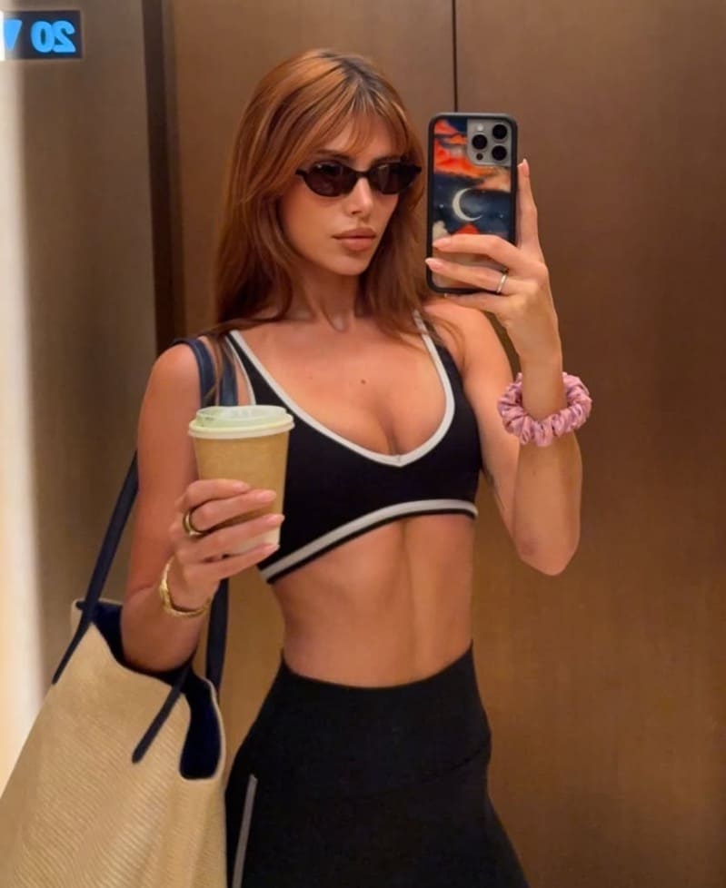 Sexy rosse dame in sport outfit