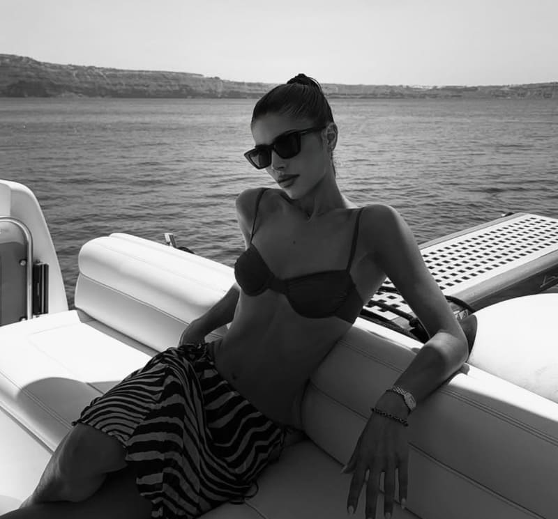 Phoebe in sexy zwarte bikini