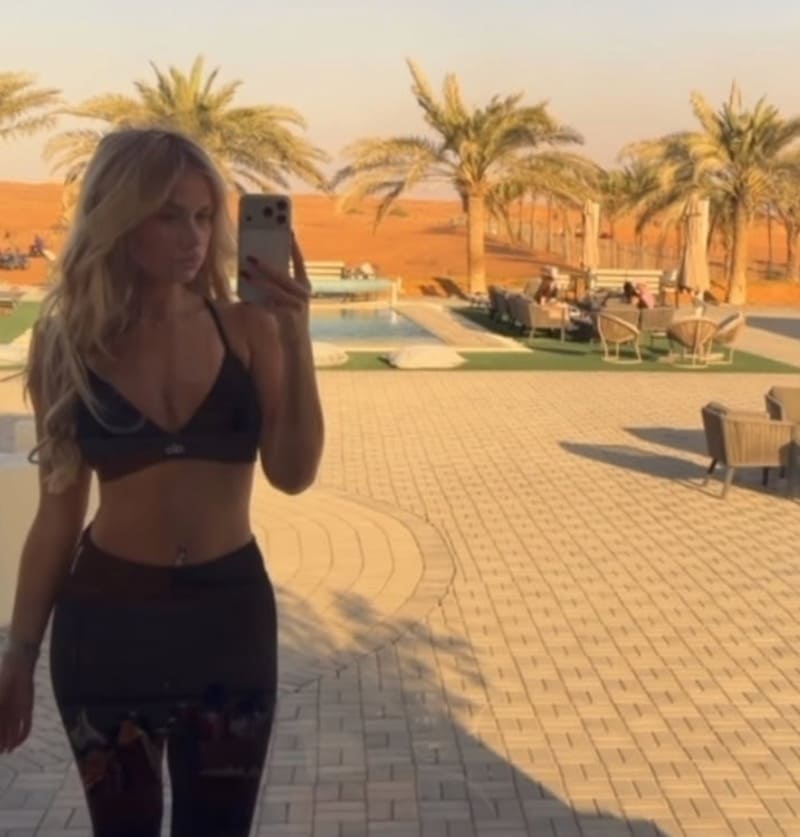 Sexy dame met zwarte sportbh