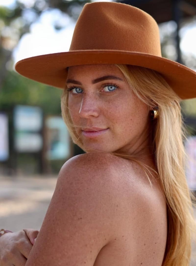 Sexy dame zonder topje