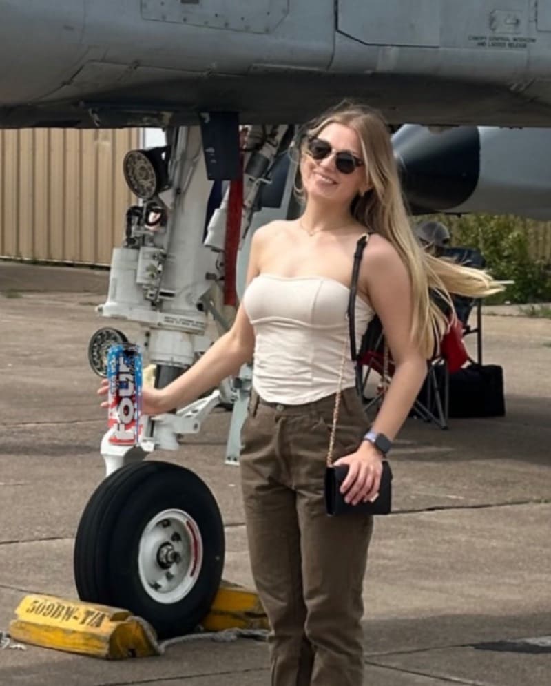 Hazel naast vliegtuig