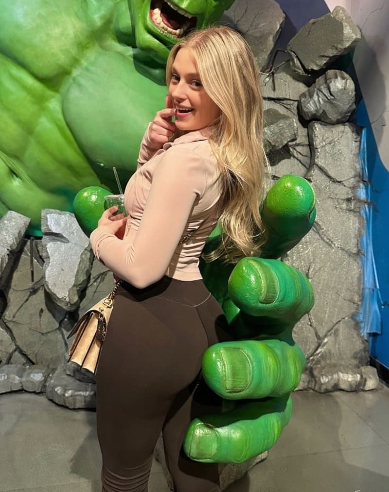 Babe with nice ass in museum with HULK