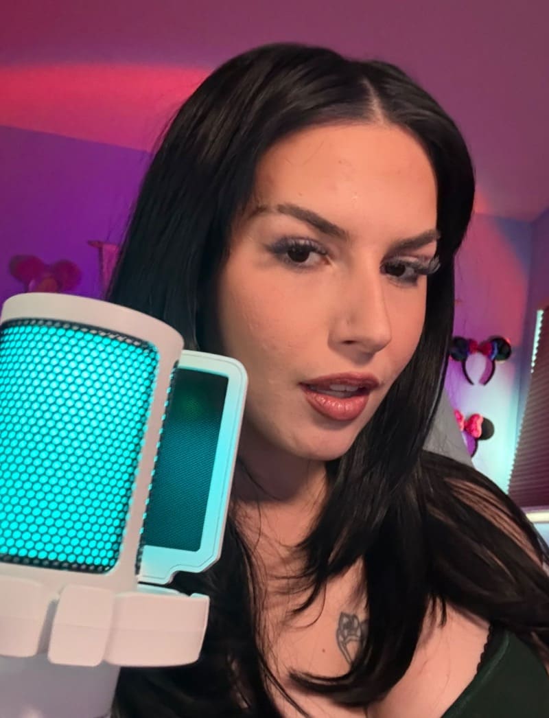 Babe met coole microfoon