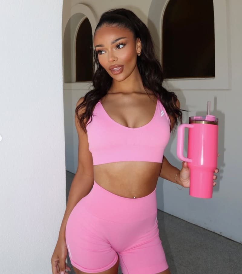 Zaria in roze outfit