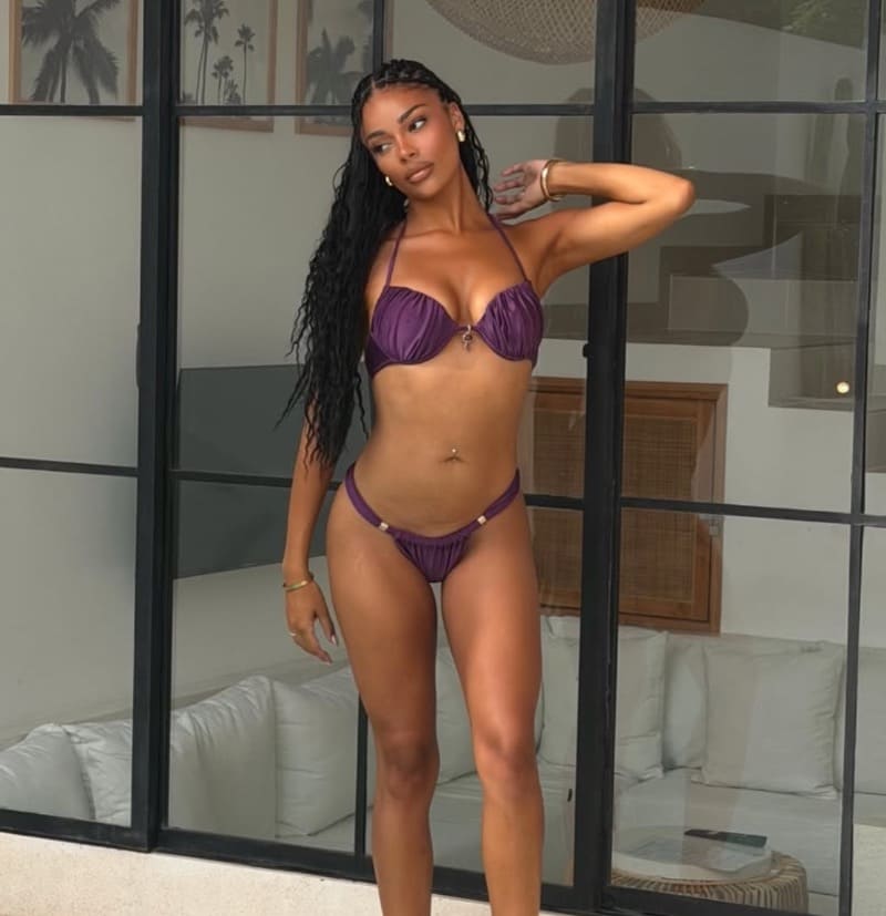 Zaria in paarse bikini