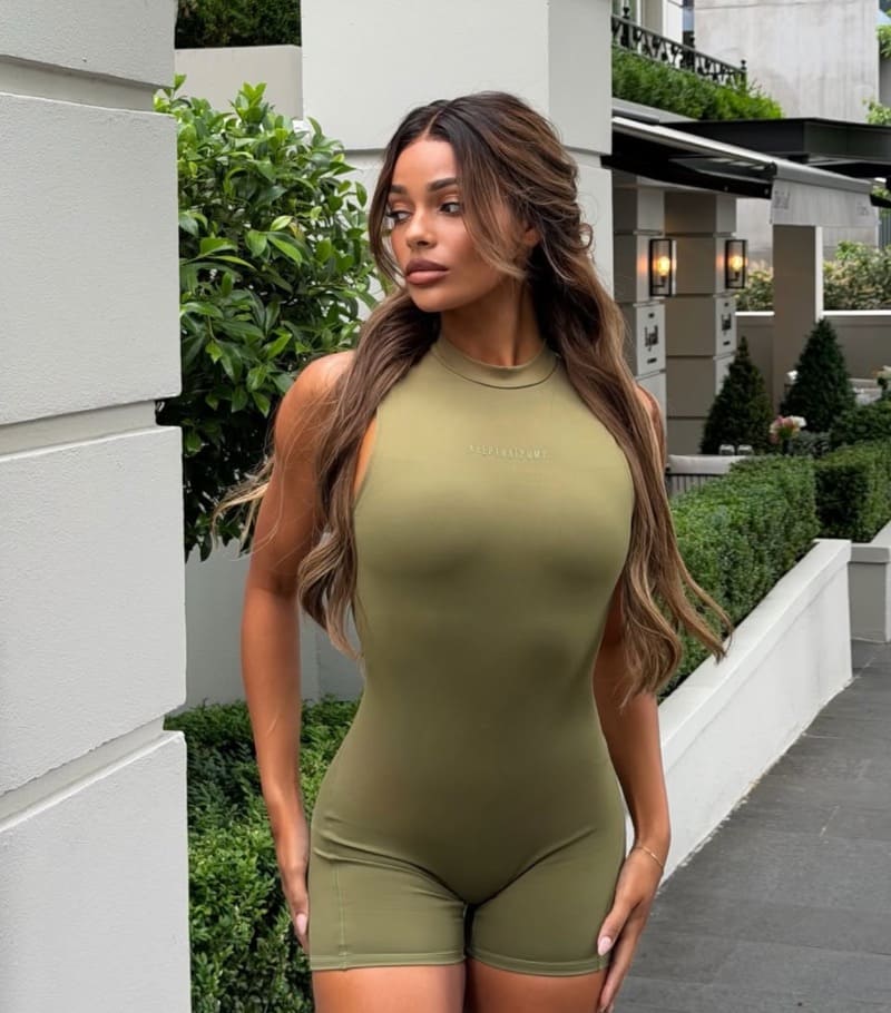 Zaria in sexy groene outfit