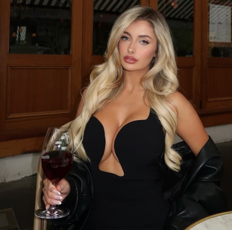 Chelsea in sexy zwart topje