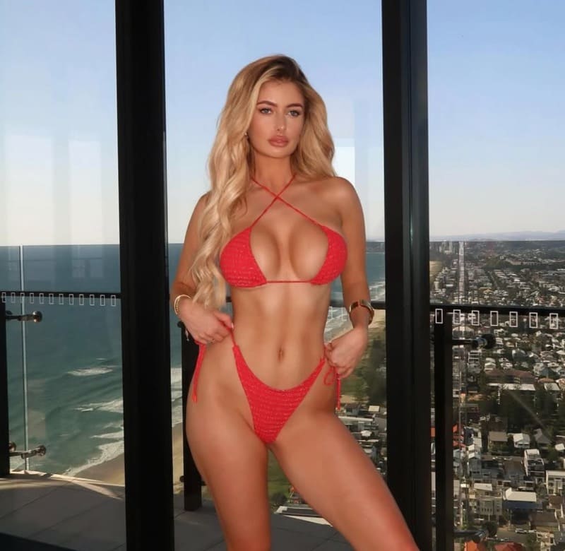 Chelsea in rode bikini