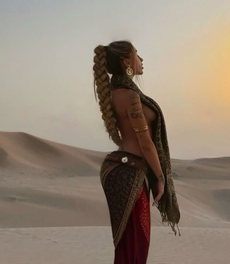 Sexy dame in woestijn in sexy outfitje