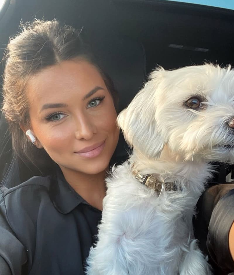 Knappe brunette met hondje