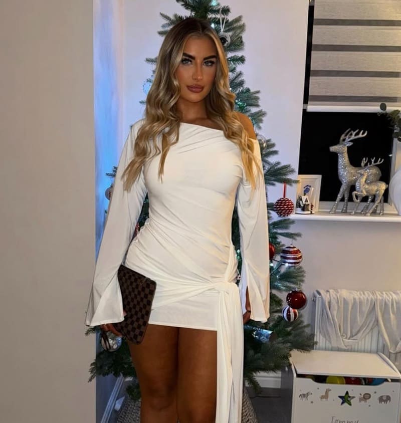 Sexy blondine in strakke witte jurk