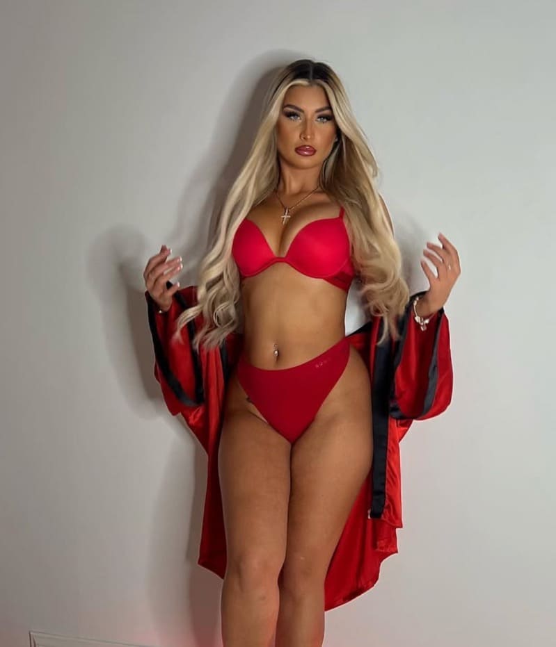 Karolina in sexy rode lingerie