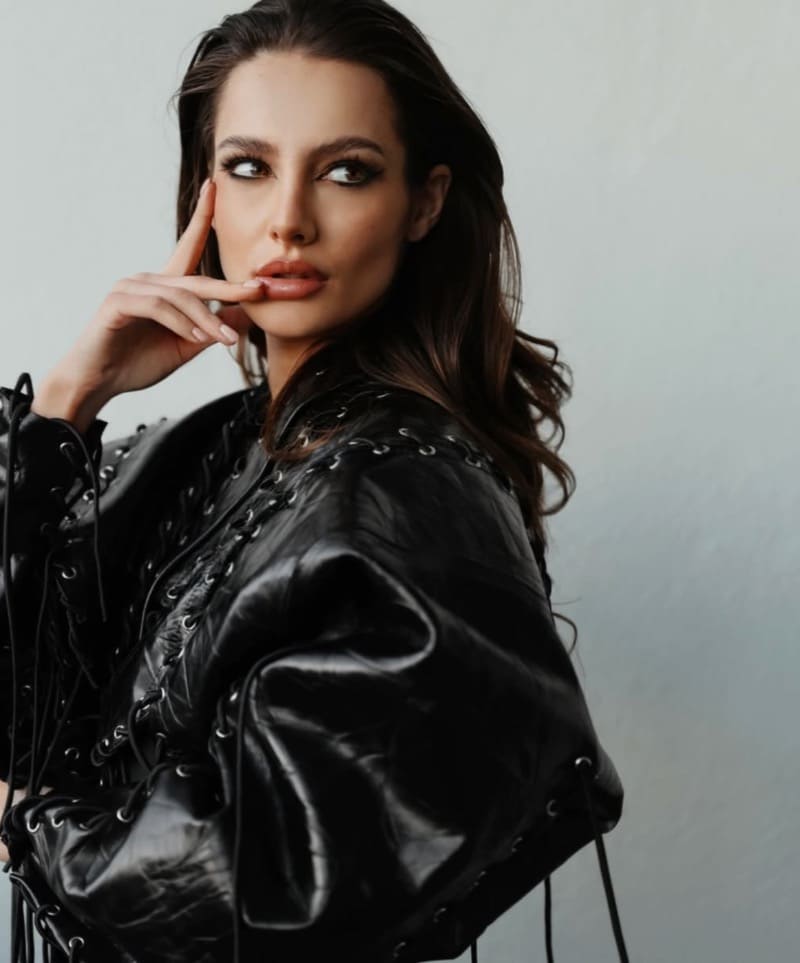 babe in sexy zwarte jas