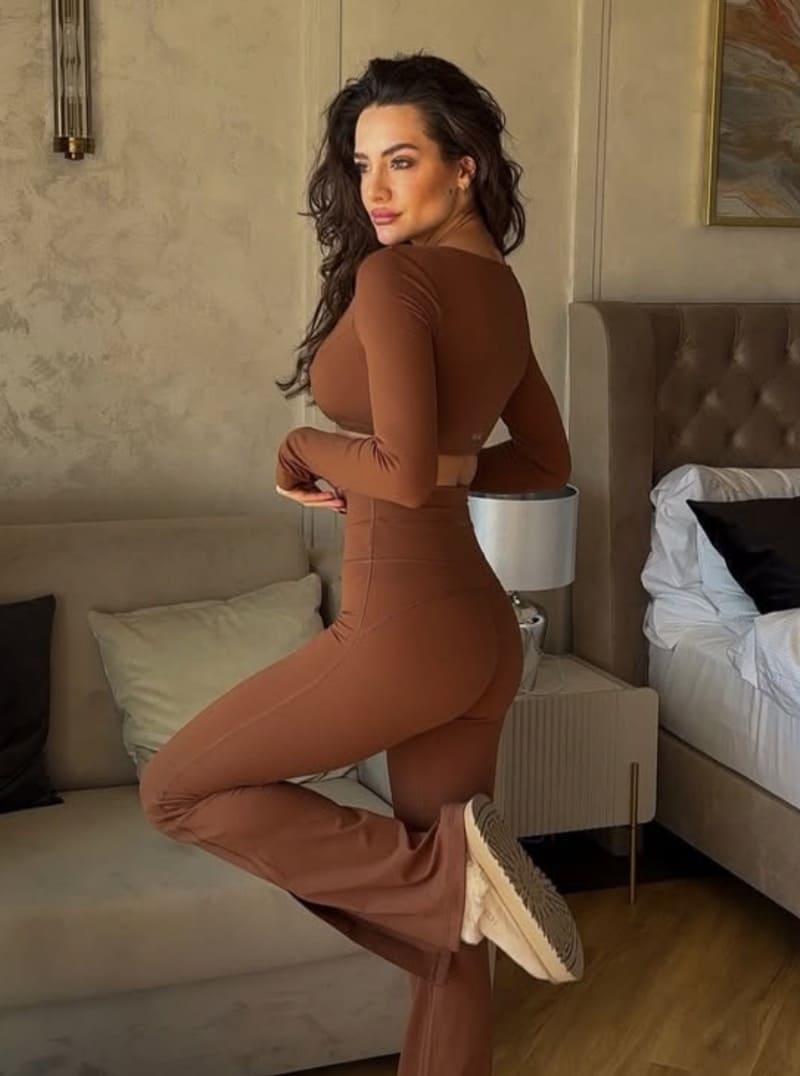 Simona in strakke bruine outfit