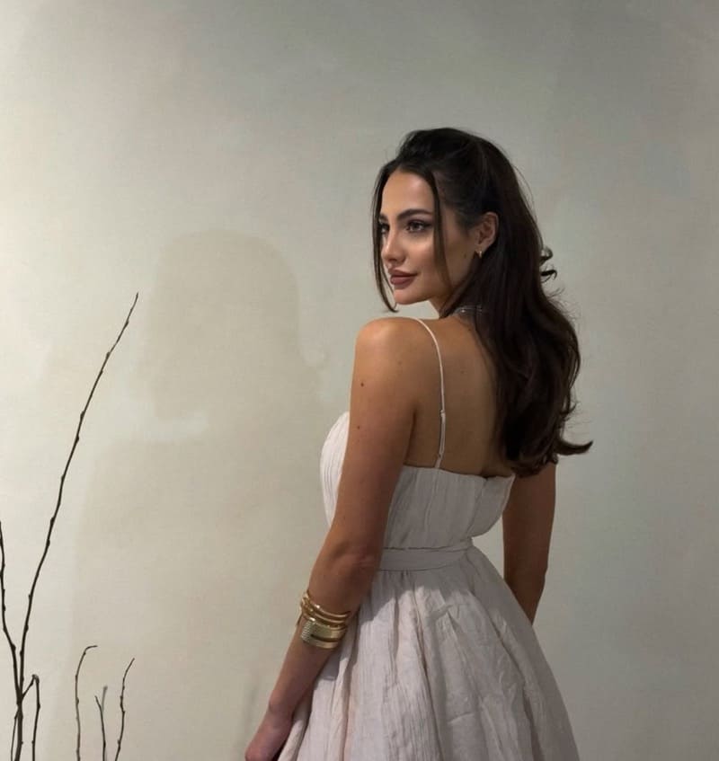 Simona in strakke witte jurk