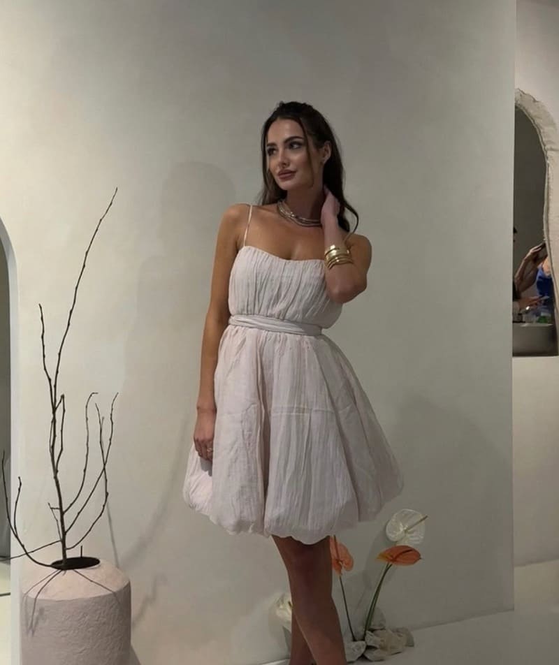 Knappe brunette in witte jurk