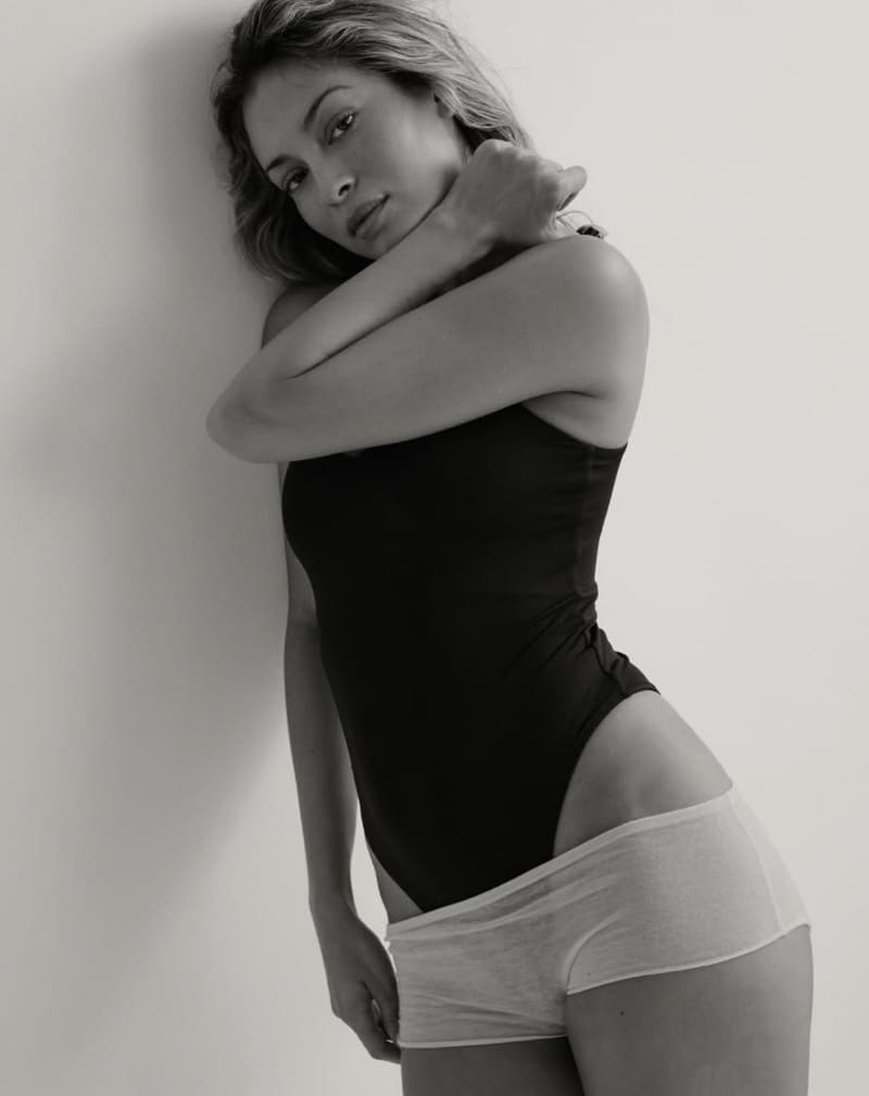 Babe in coole zwarte outfit