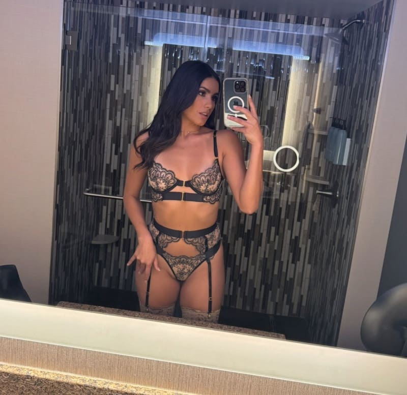 Isa in sexy zwarte lingerie