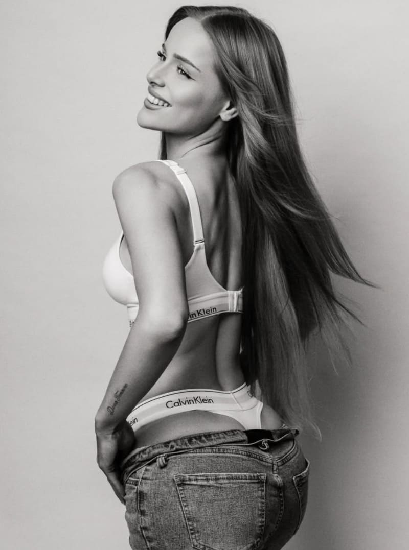 Amy in sexy Calvin Klein ondergoed