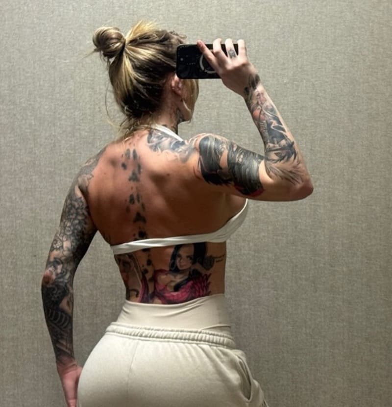 Babe in witte sport kleding