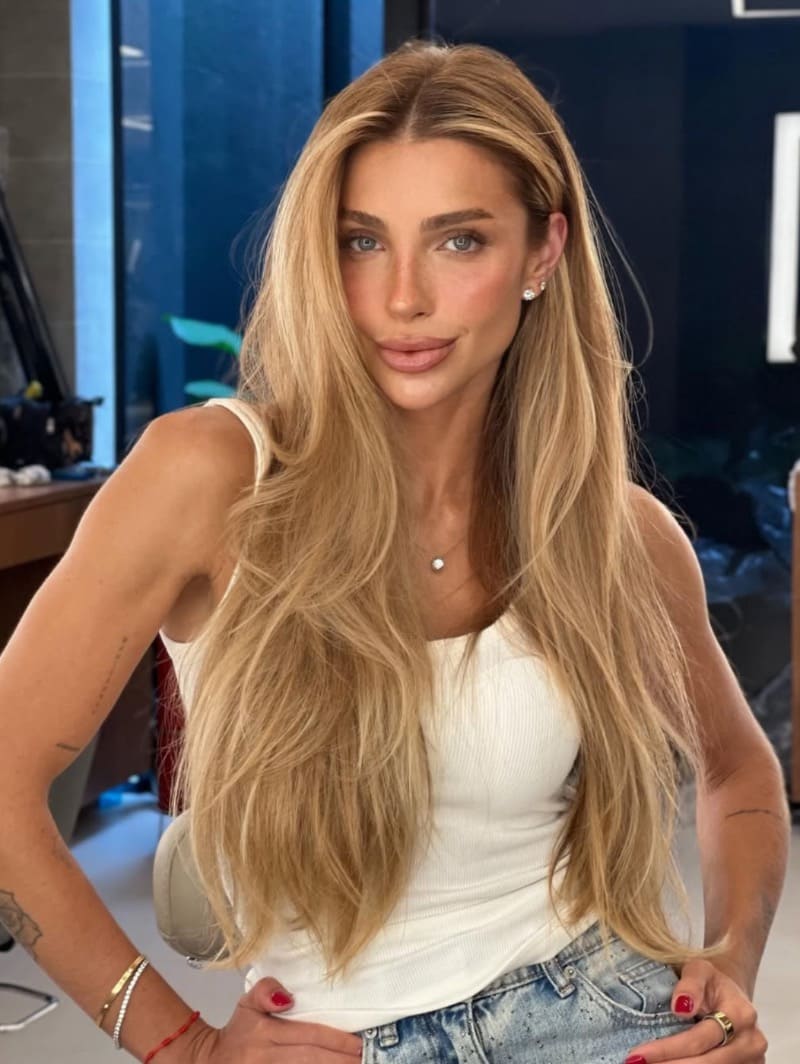 Gabriela Merjam in sexy wit topje