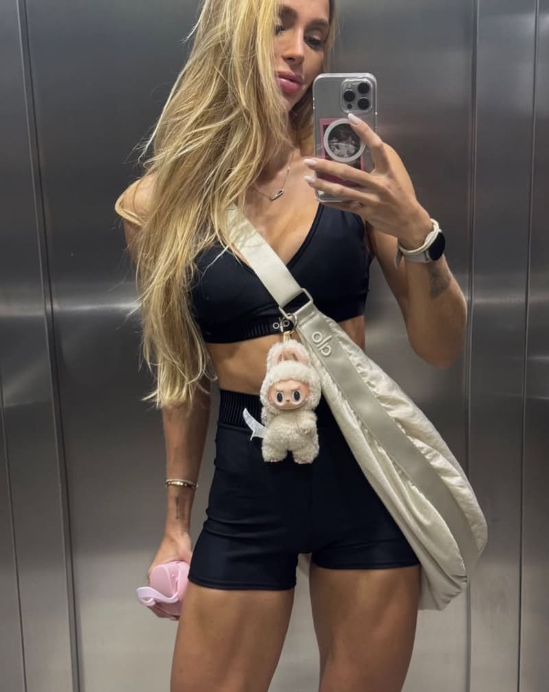 Sexy dame in lift
