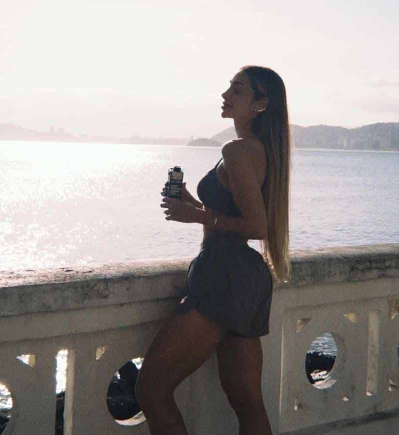 Babe in sexy grijze outfit