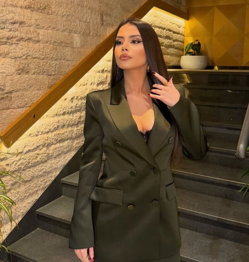 Babe in outfit met diepe decolleté