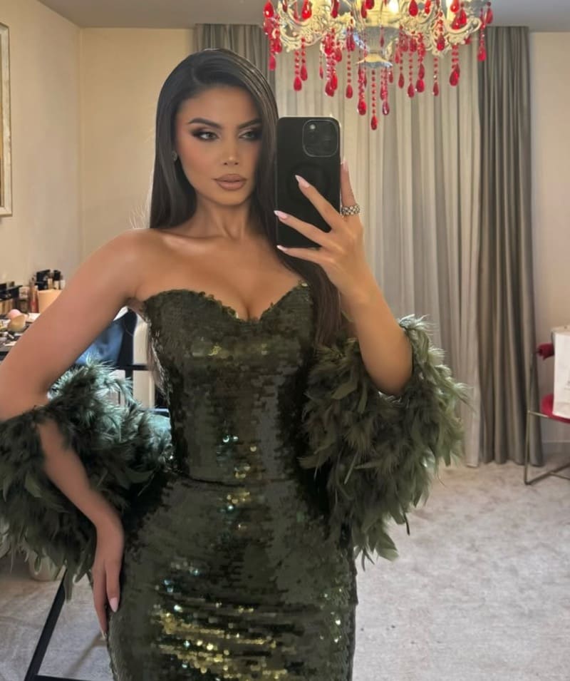 Frosina in sexy outfit