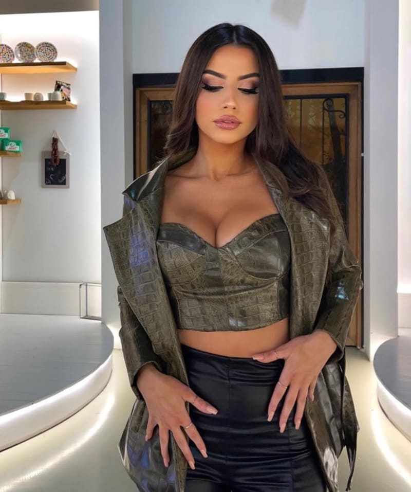 Frosina in sexy groen topje