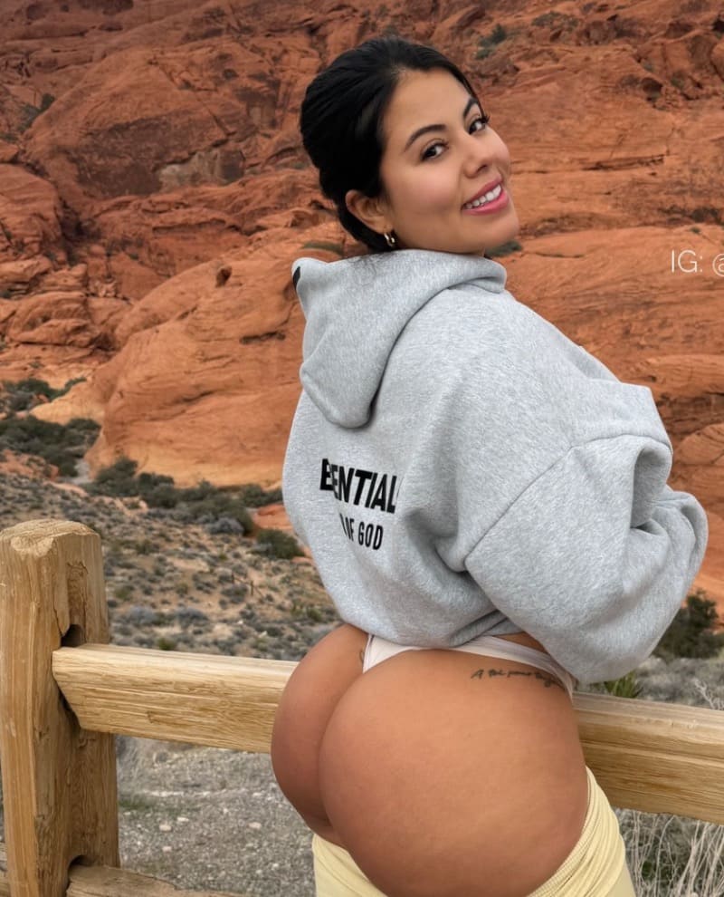 Steffy in grijs topje