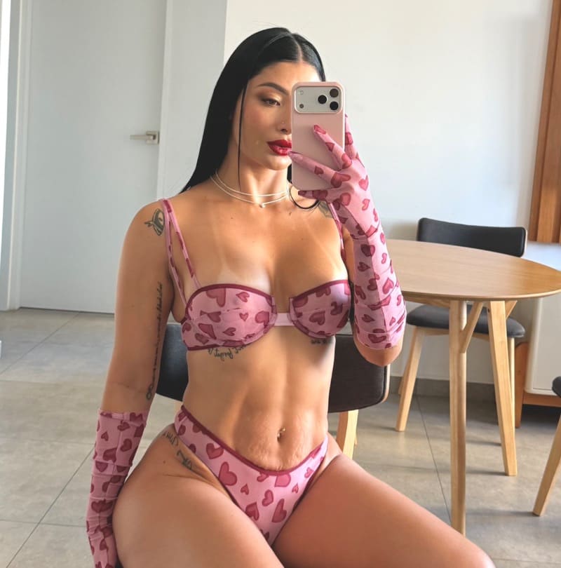 Salome in sexy roze lingerie