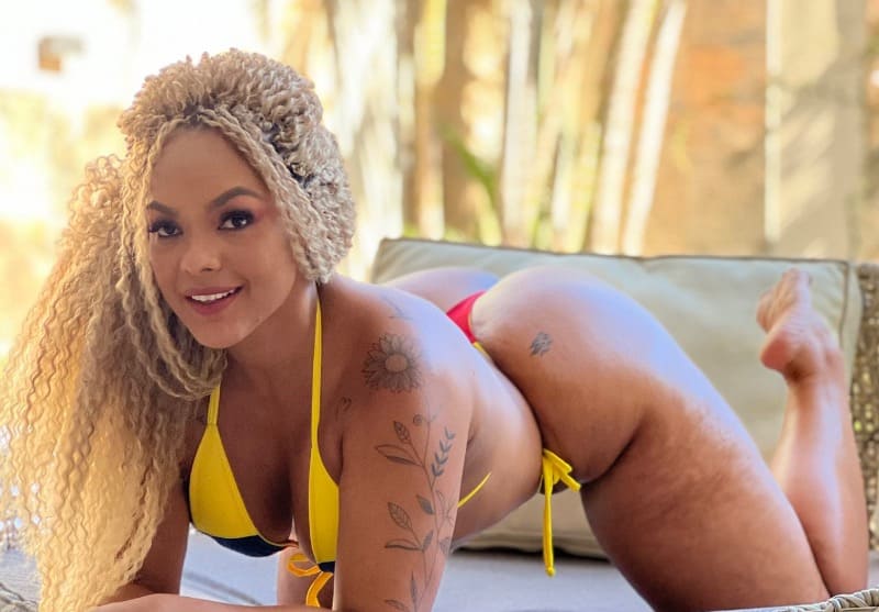 Knappe dame met dikke billen