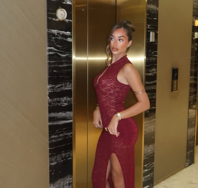 Babe in sexy rode jurk.