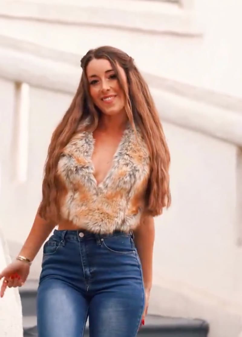 Knappe dame in jeans en coole outfit