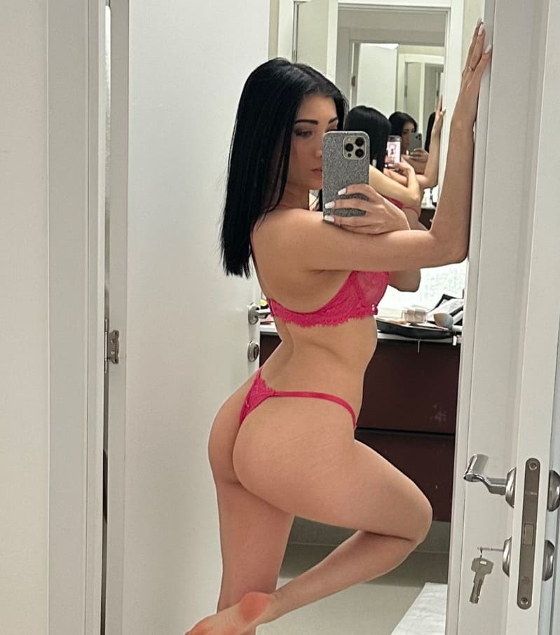 Emily in rode lingerie met dikke billen