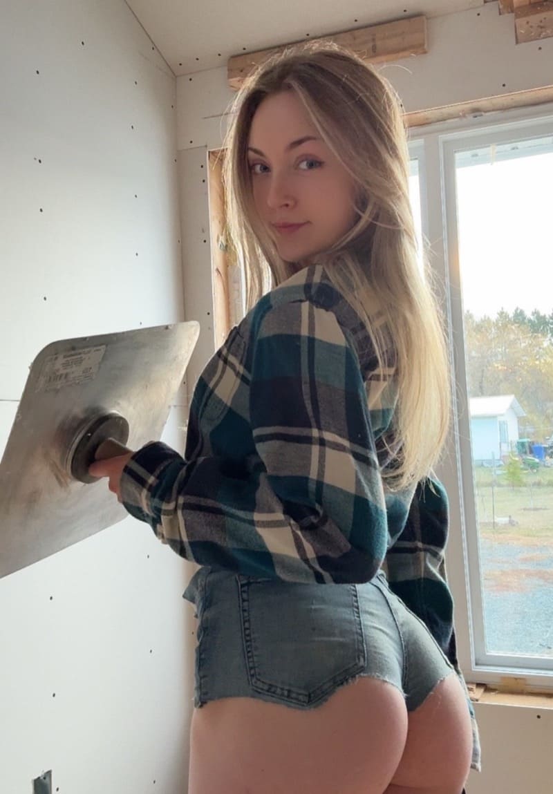 Natalie kijkt naar camera in heel kort broekje