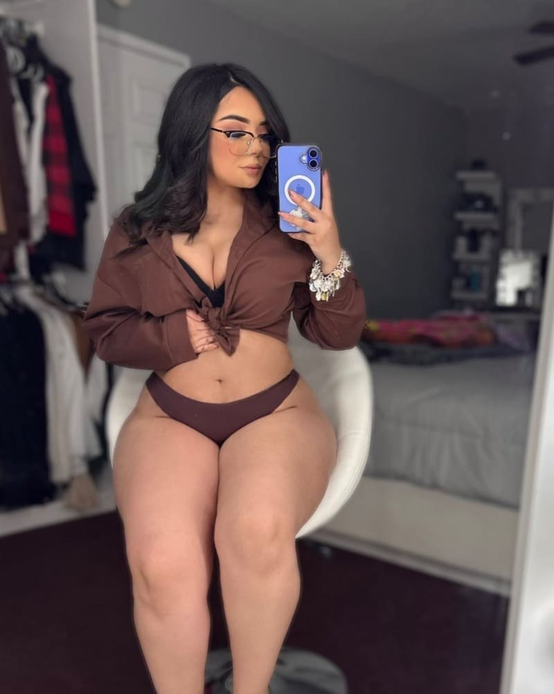 Sexy dame in bruine hete outfit