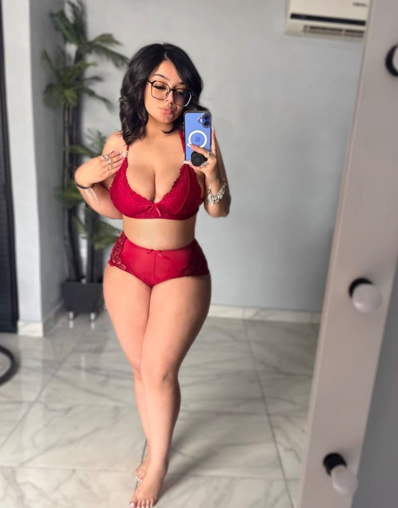 Fabiola in rode lingerie